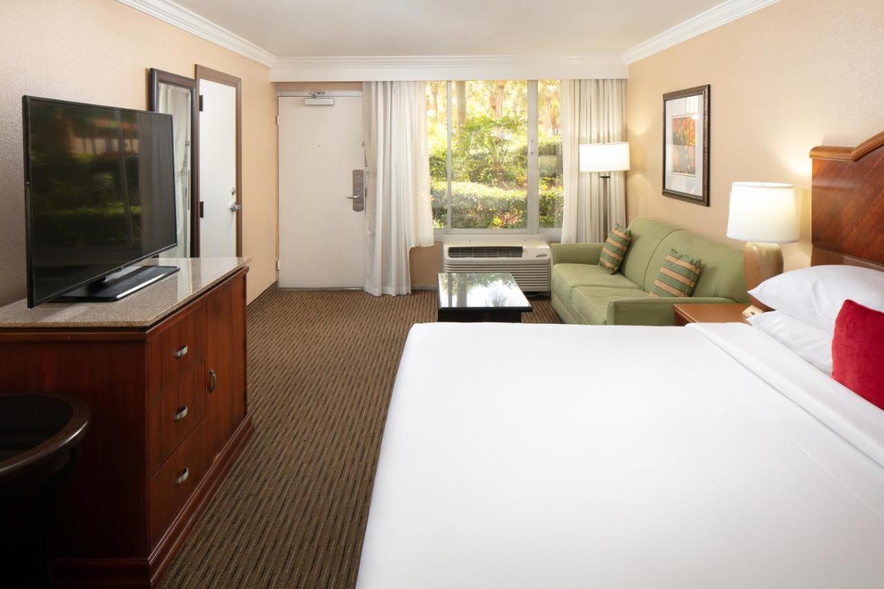 Deluxe King Room Sofa Bed Courtyard View