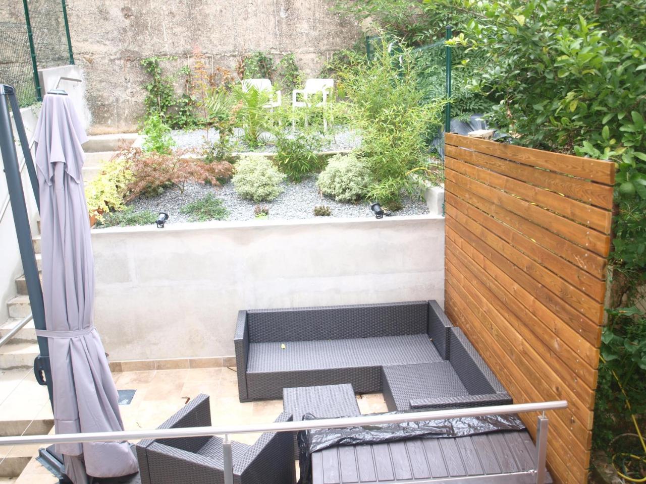 Deluxe Queen Room private patio bathroom