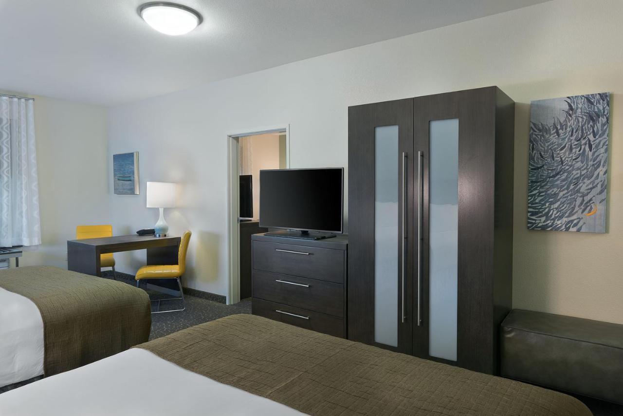 Two Room Family Suite 3 Queen 2 Bathroom