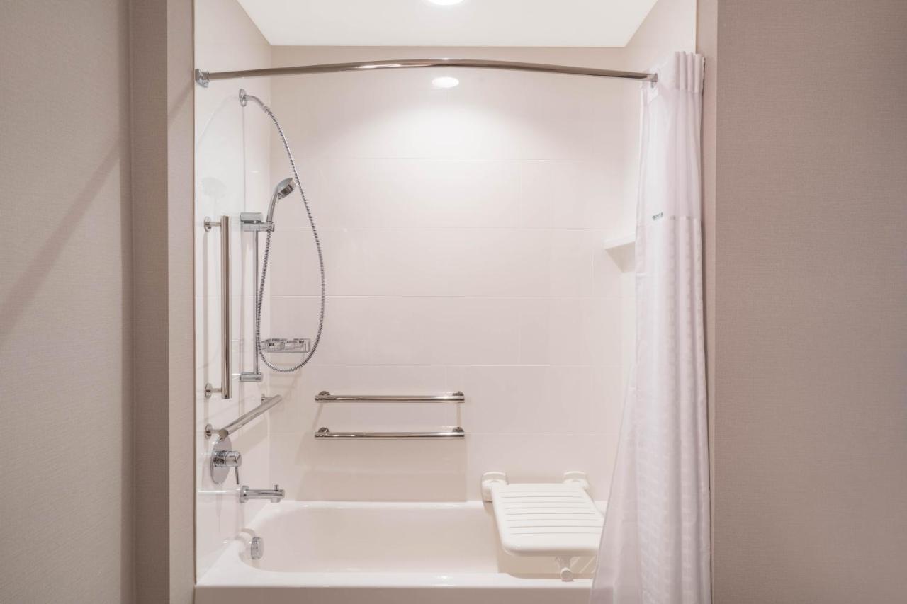 King Room Bath Tub Mobility Hearing Access,1538965705:JPEG