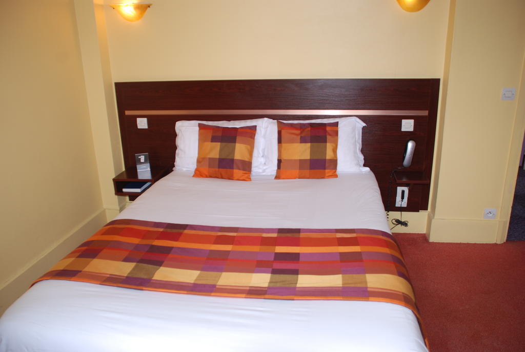 Queen Room,1709892374:JPEG