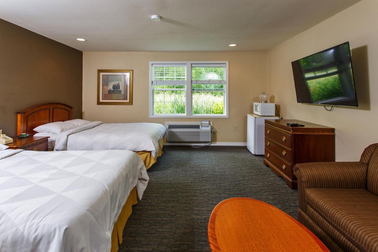 Deluxe Queen Room with Two Queen Beds with Sofa Bed - Non-Smoking