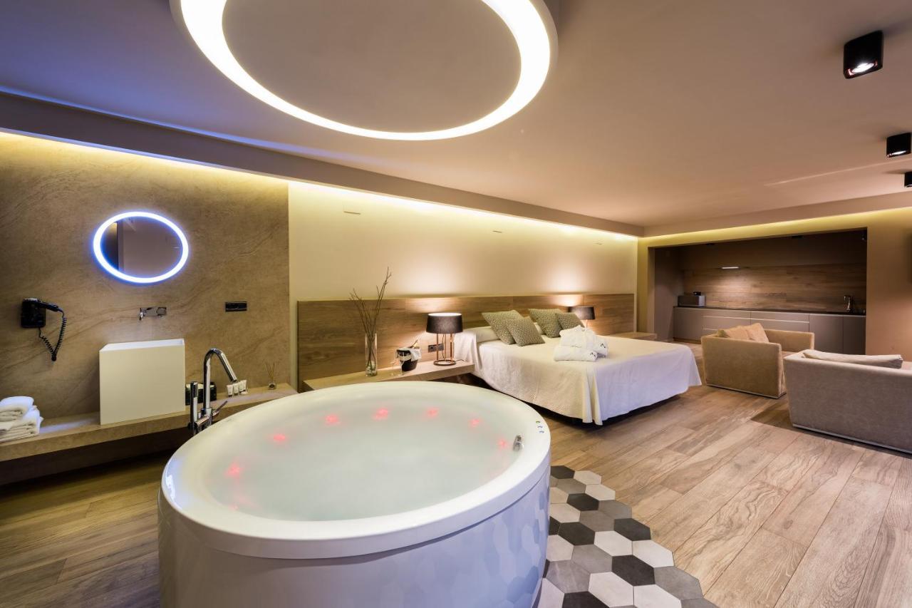 Deluxe Suite Spa Bath