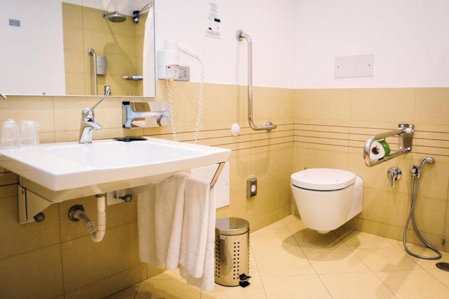 Double or Twin Room Disability Access,1394458148:JPEG
