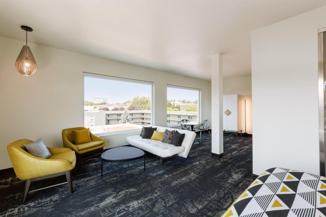 Deluxe King Suite