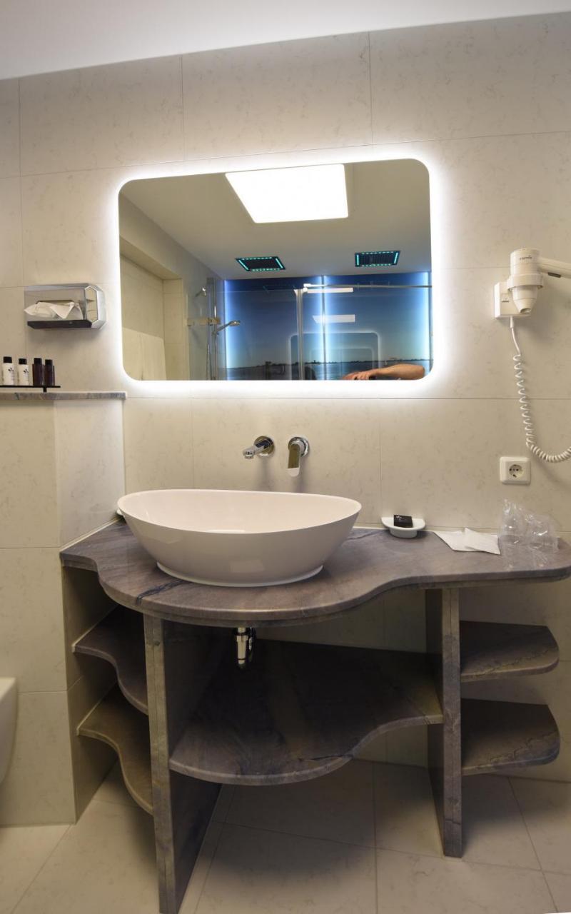 Deluxe Double Room Shower