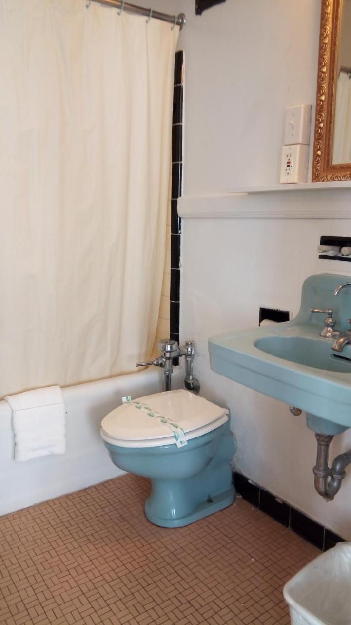 Deluxe Queen Suite