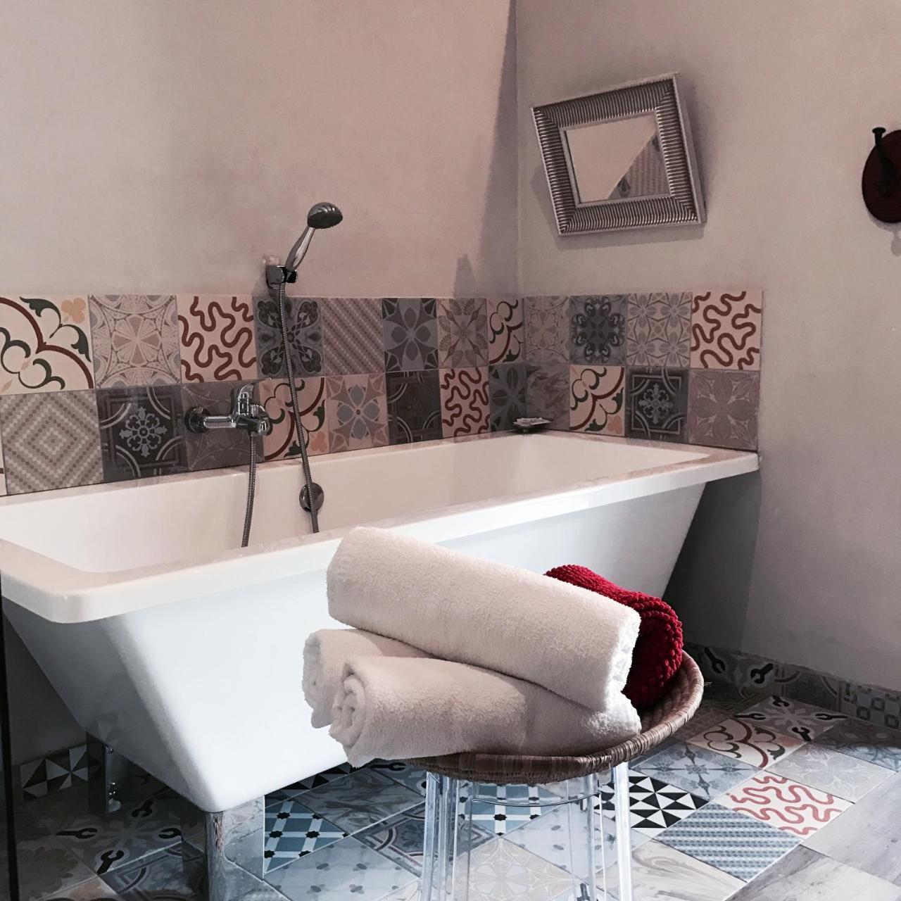 Family Room Shower,746124701:JPEG
