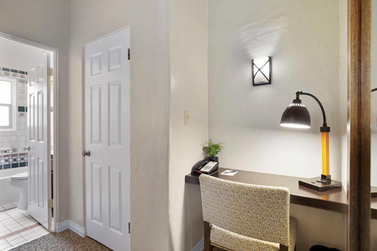 One-Bedroom Suite,747243404:JPEG