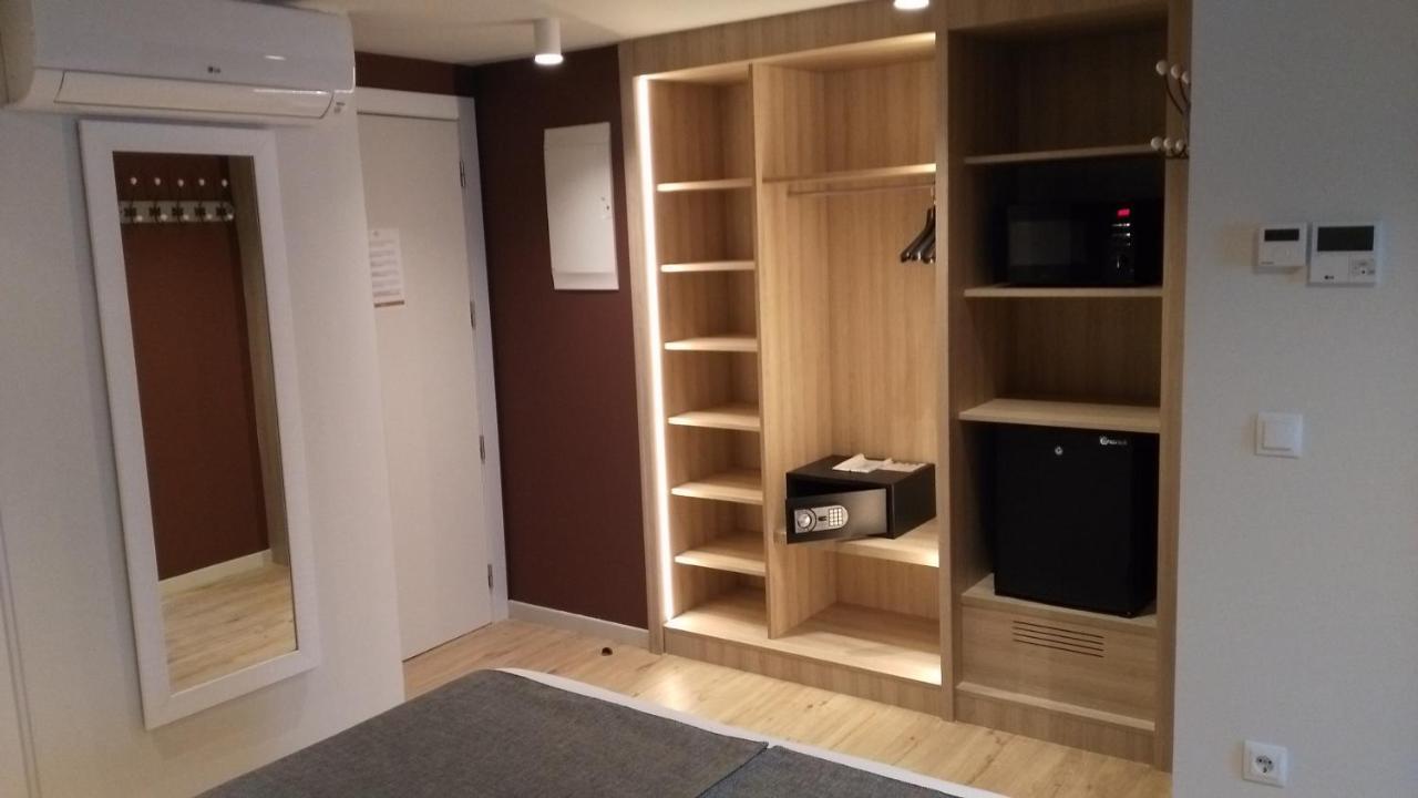 Deluxe Family Room,1327990460:JPEG