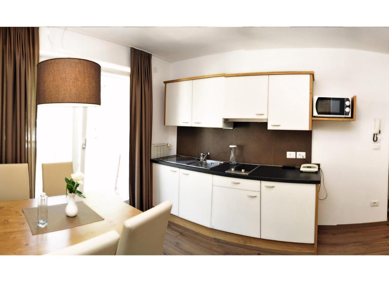 Deluxe One-Bedroom Apartment