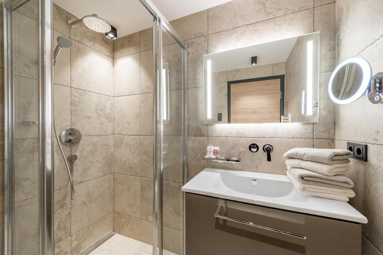King Room Walk Shower – Hearing Accessible Microwave & Refrigerator,1772956869:JPEG