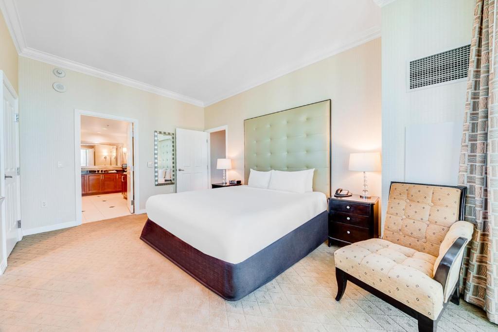 One-Bedroom Balcony Suite Mountain View