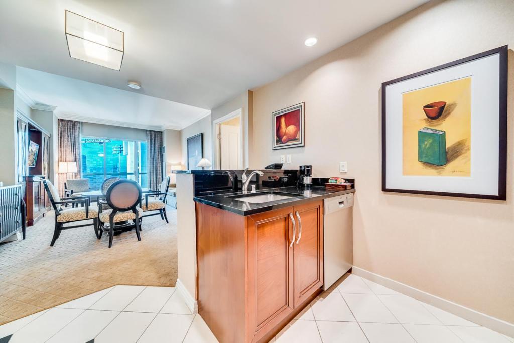 One-Bedroom Balcony Suite Mountain View