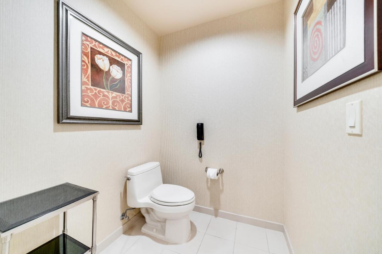 One-Bedroom Balcony Suite Mountain View