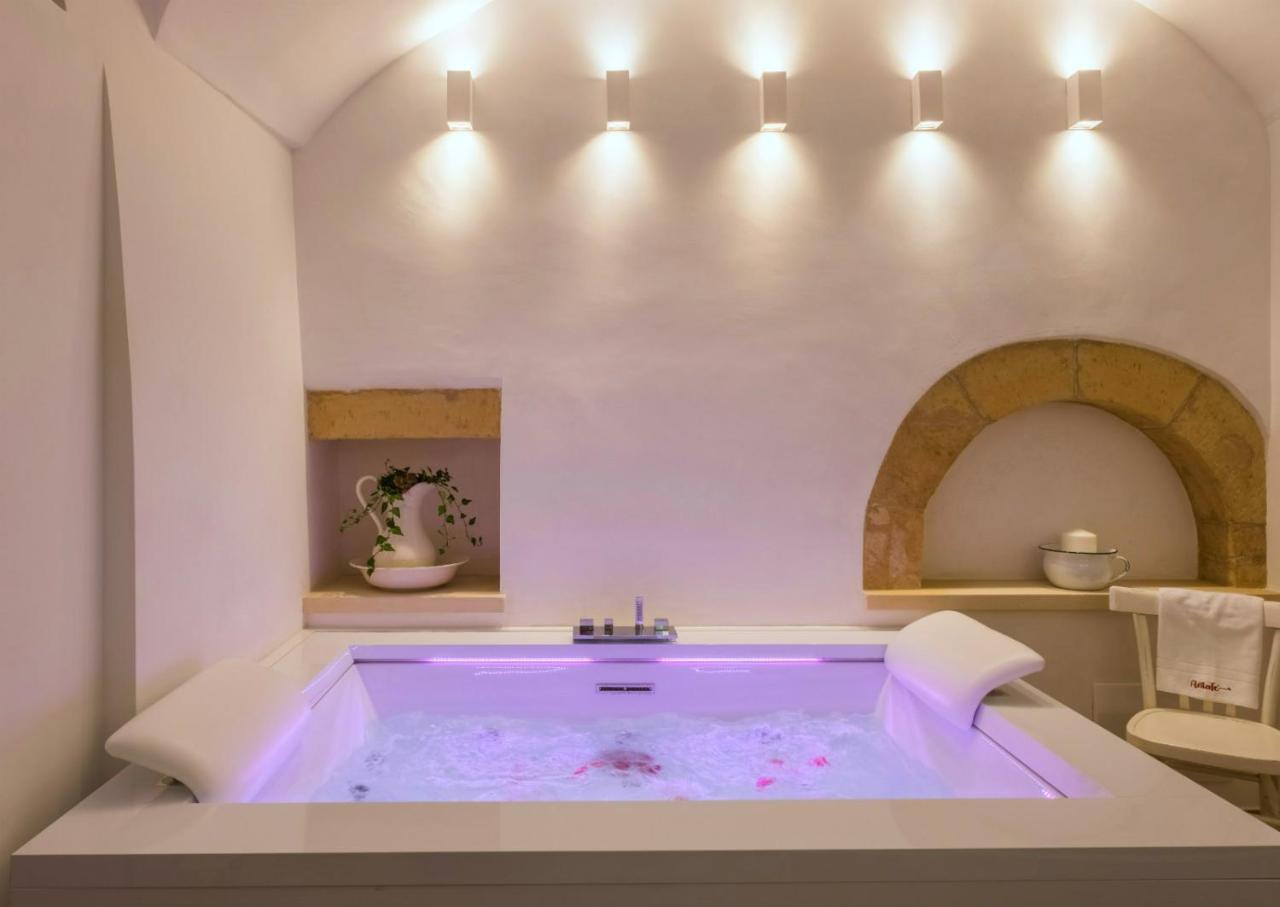 Deluxe Suite Spa Bath