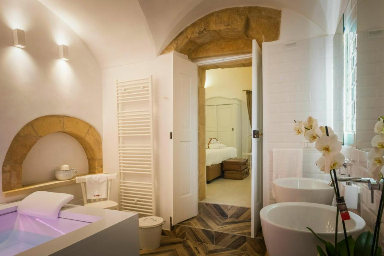 Deluxe Suite Spa Bath