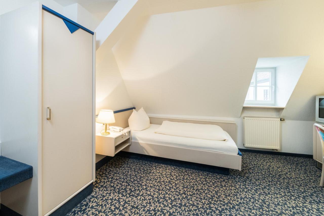 Small Single Room,756784096:JPEG