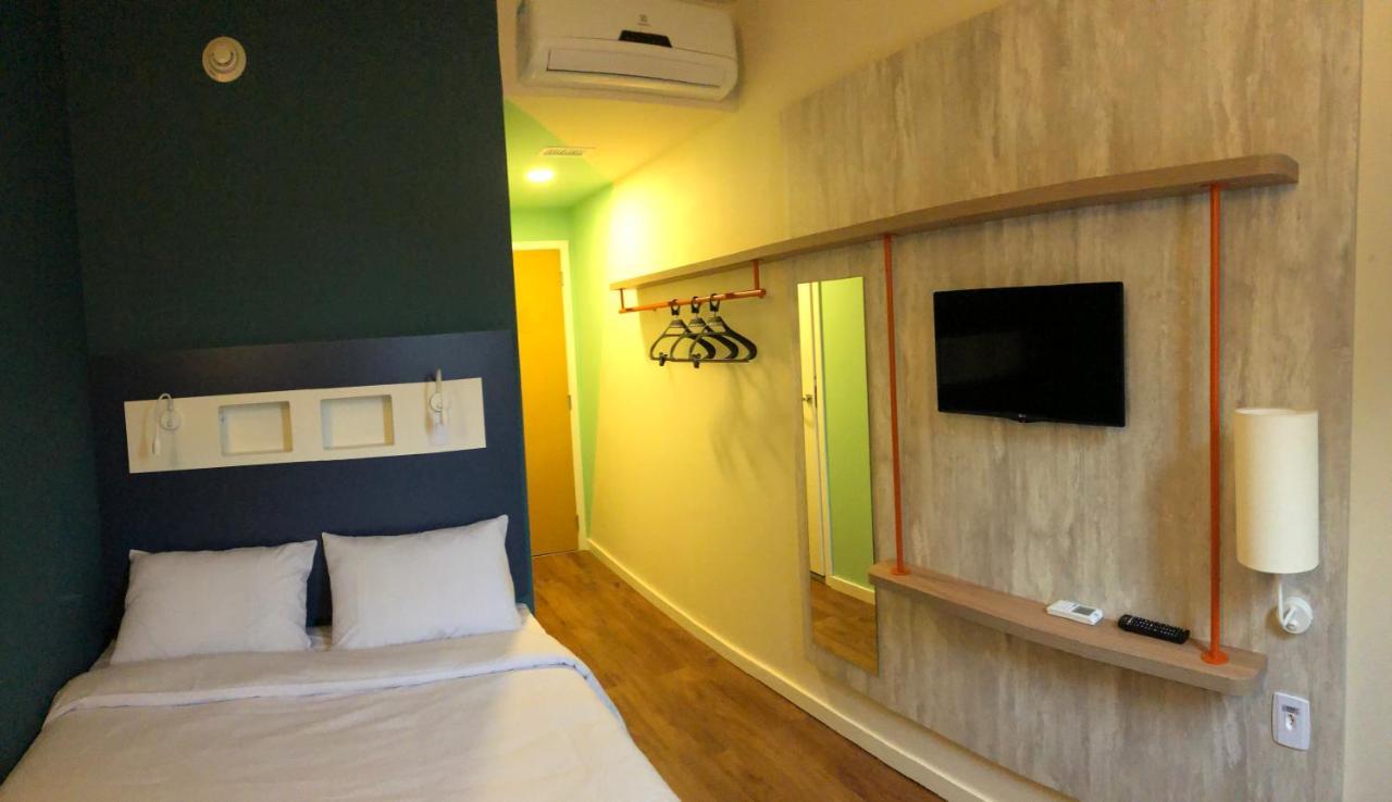 Quarto Econômico com cama casal e vista lateral cidade,756887341:JPEG