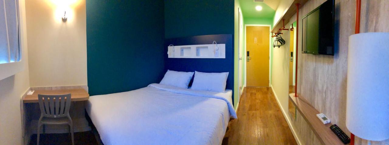 Quarto Econômico com cama casal e vista lateral cidade