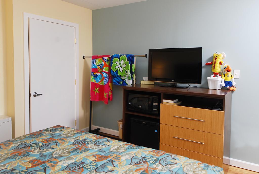 Petite Standard King Room- Pool View