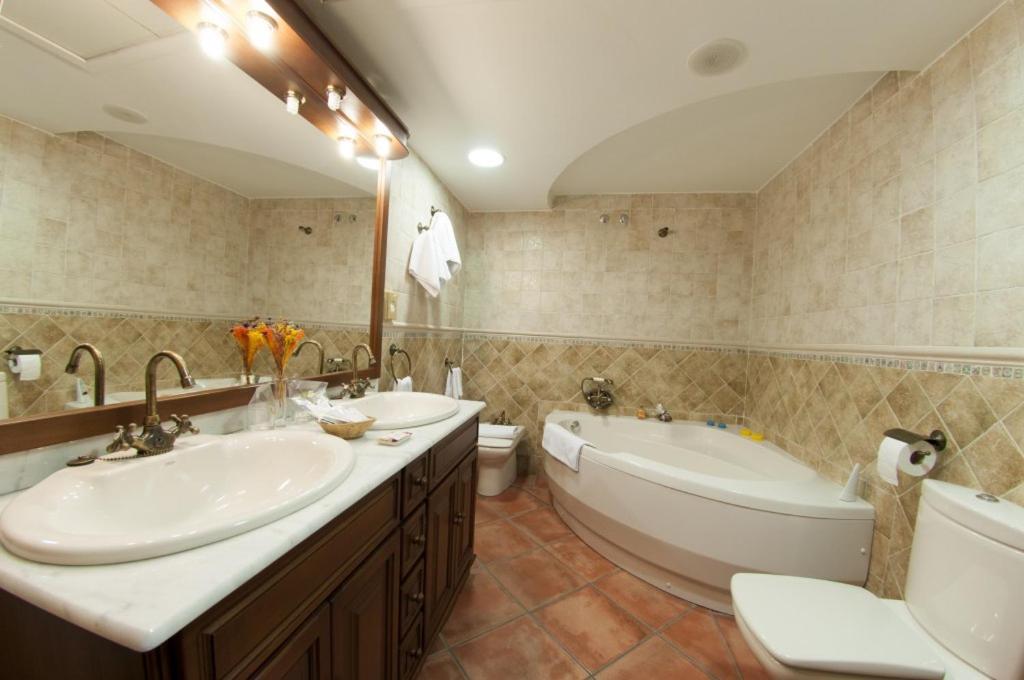 Deluxe Suite Spa Bath