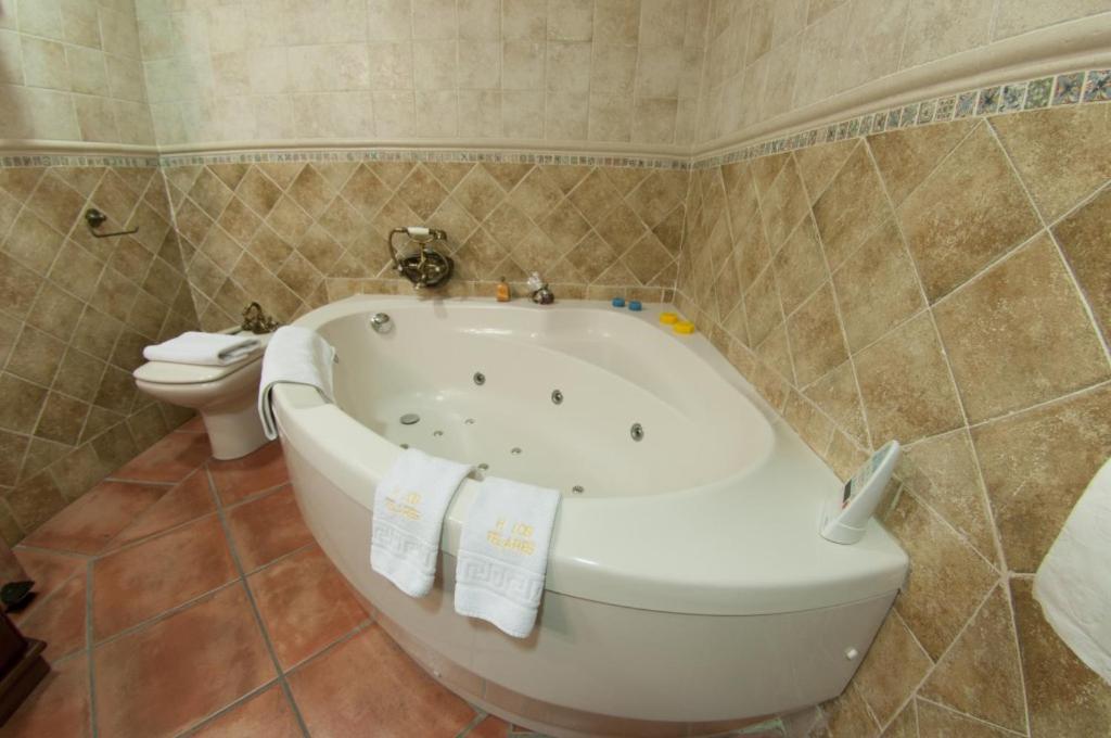 Deluxe Suite Spa Bath