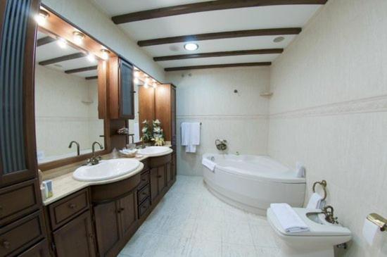 Deluxe Suite Spa Bath