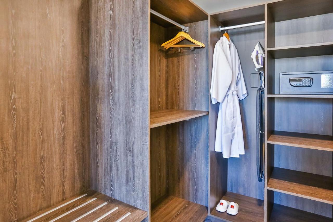 Deluxe Suite Spa Bath
