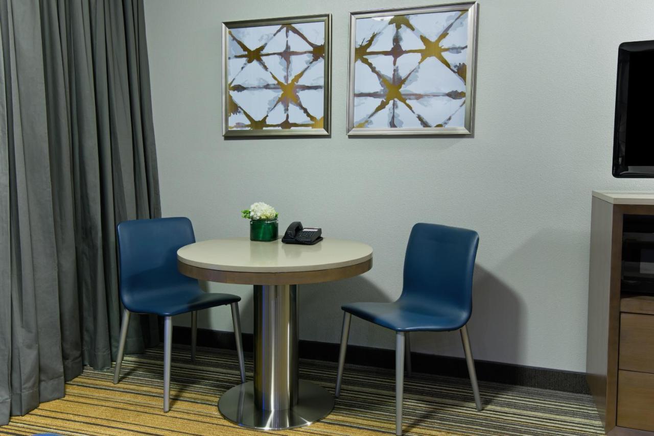 Deluxe 2 Queen Suite