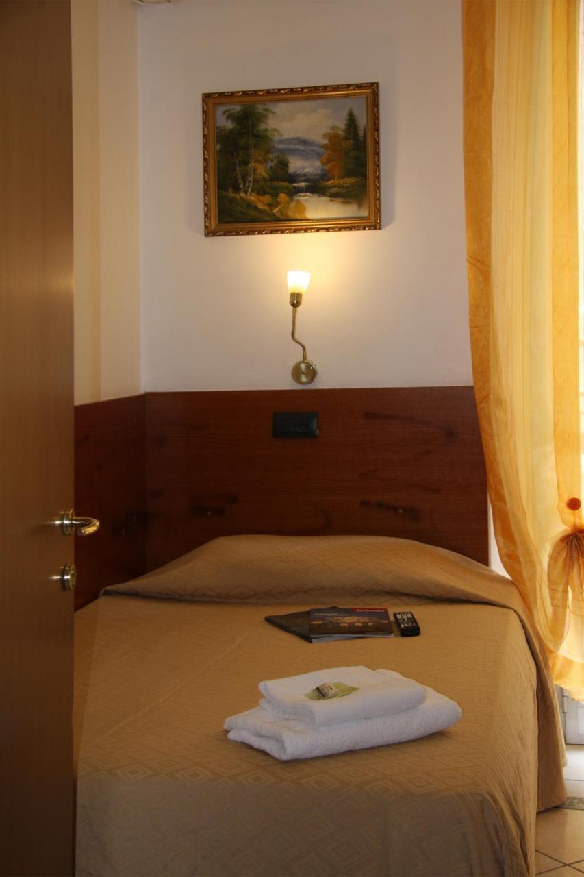 Single Room,758227681:JPEG