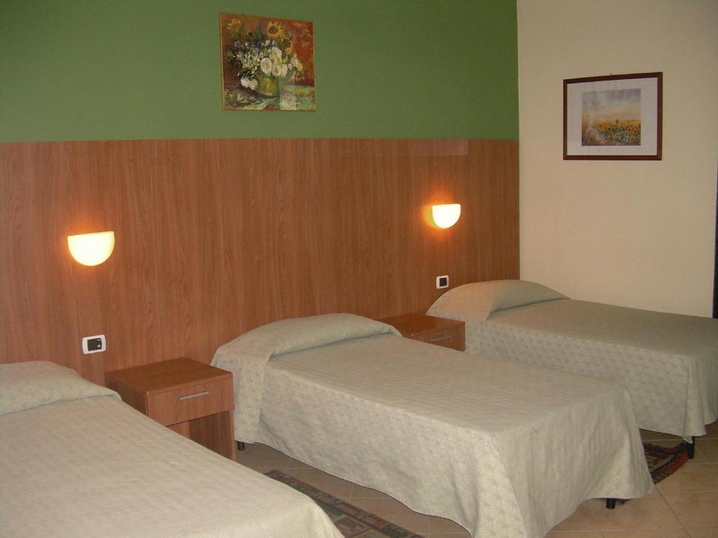 Triple Room 2 Twin Beds,995977684:JPEG