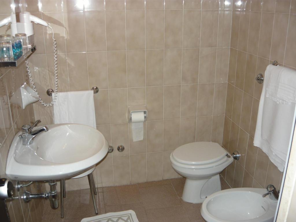Economy Double or Twin Room,238459725:JPEG