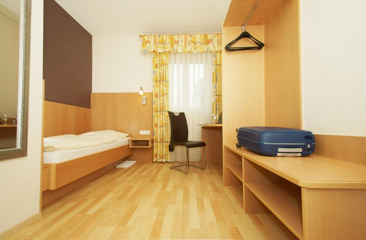 Single Room,764024743:JPEG