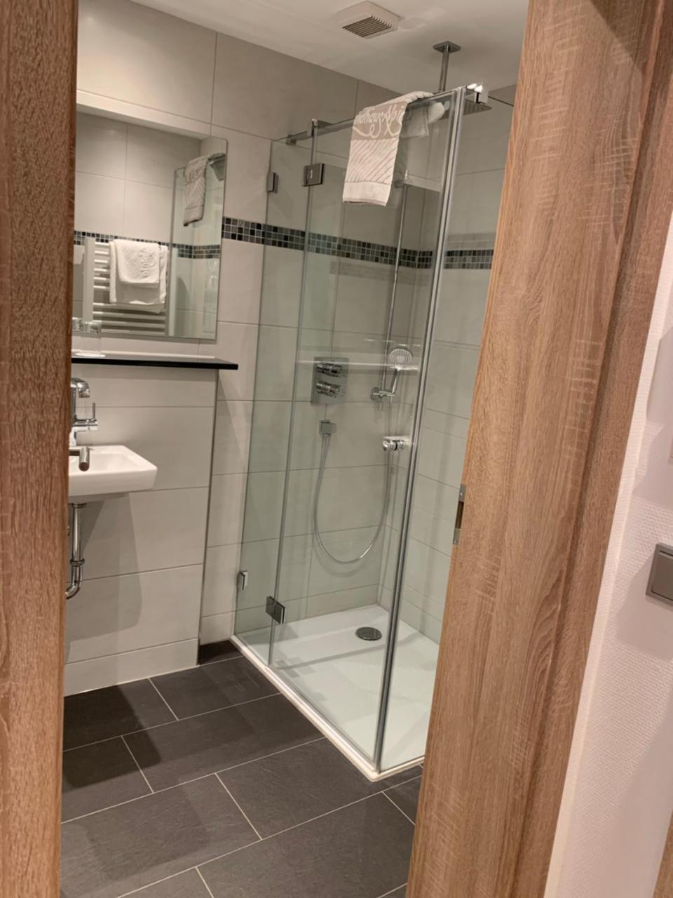Deluxe Double Room Shower