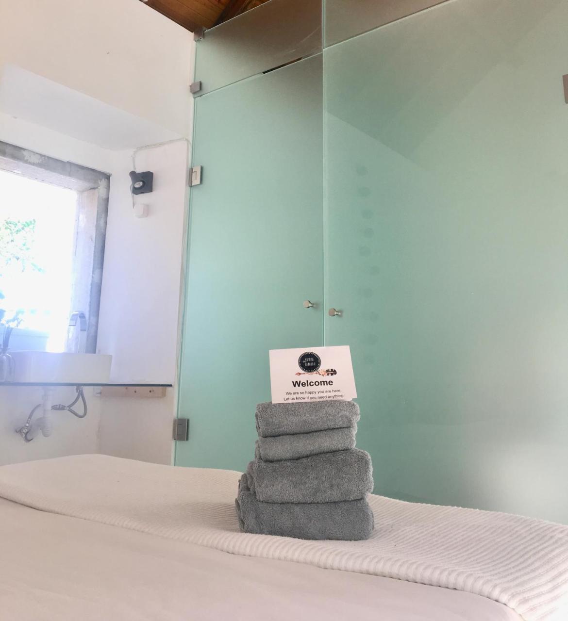 Quarto Duplo Pequeno com Casa de Banho Privativa e Vista do Jardim