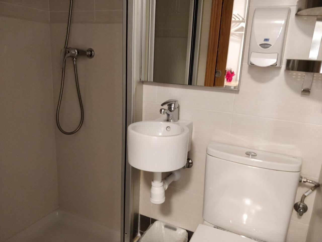Single Room Private Bathroom,799283913:JPEG