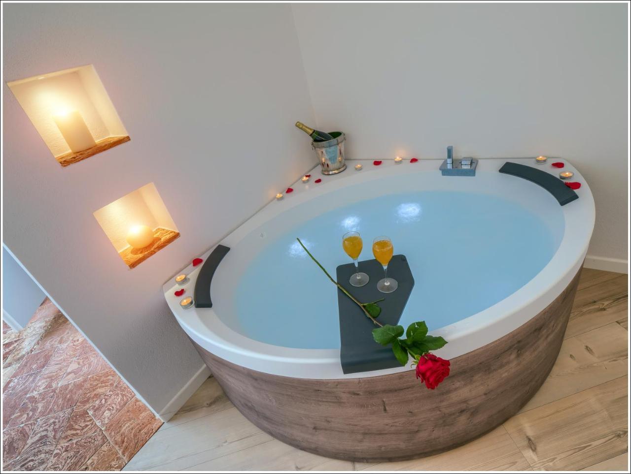 Deluxe Studio Spa Bath