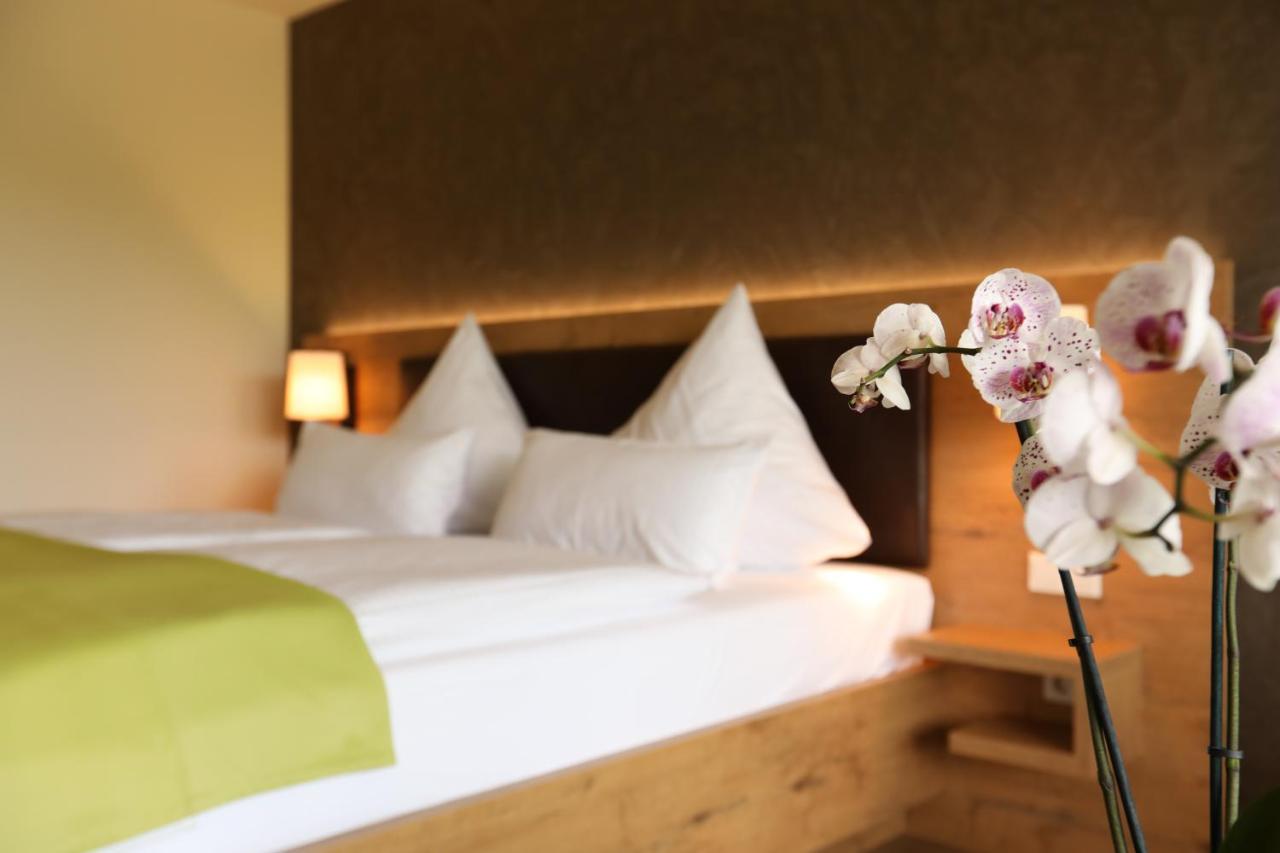 Double Room with Roll-In Shower and Lake View- Disability Access,668974953:JPEG