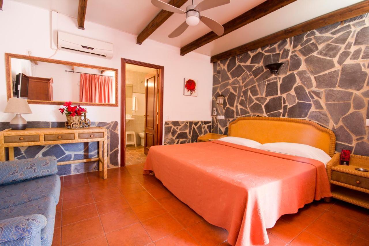 Habitación con cama grande y bañera de hidromasaje