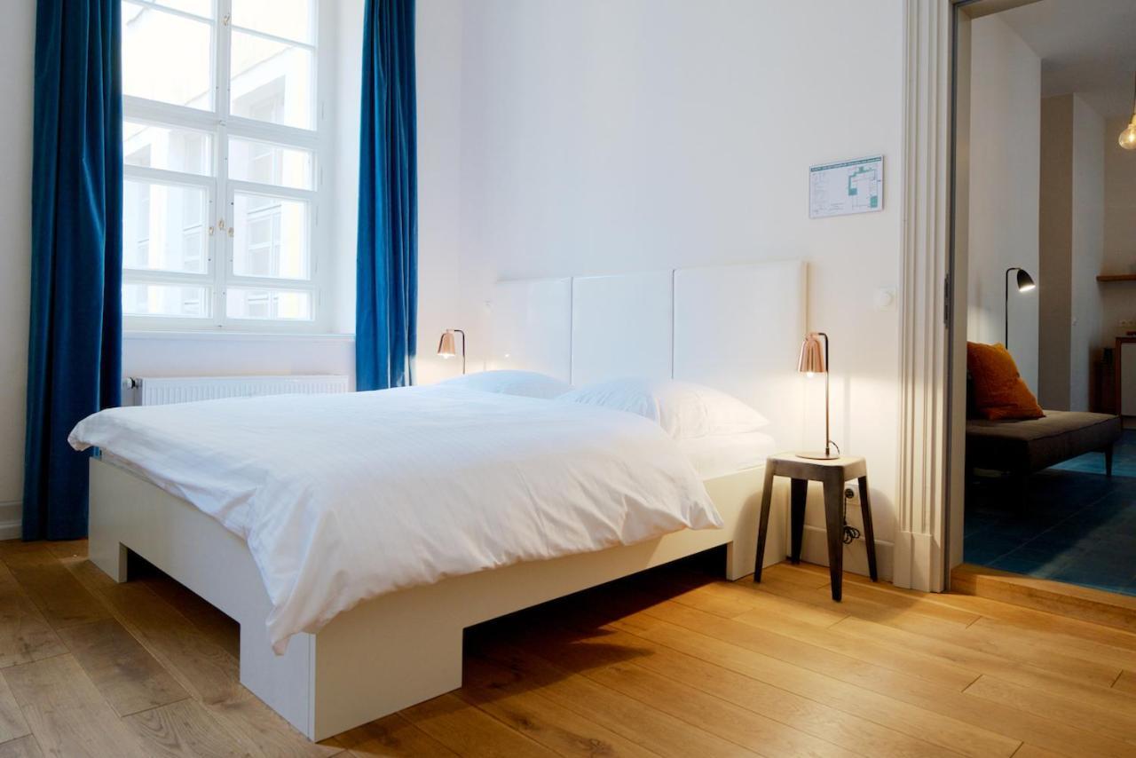 One-Bedroom Apartment Sofa Bed