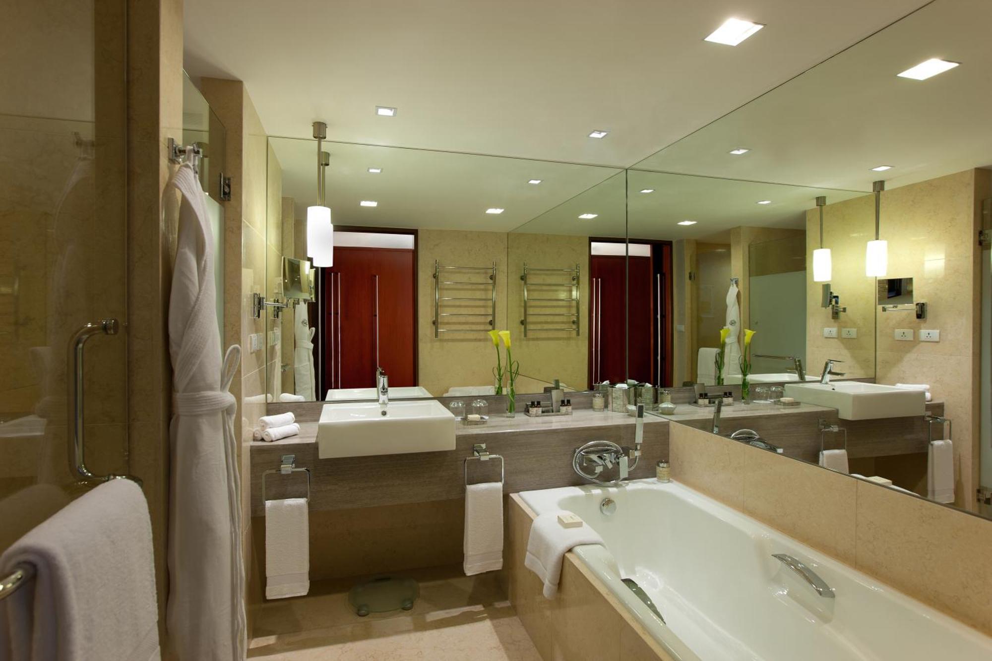 Fairmont Gold King bed Room,1765327626:JPEG