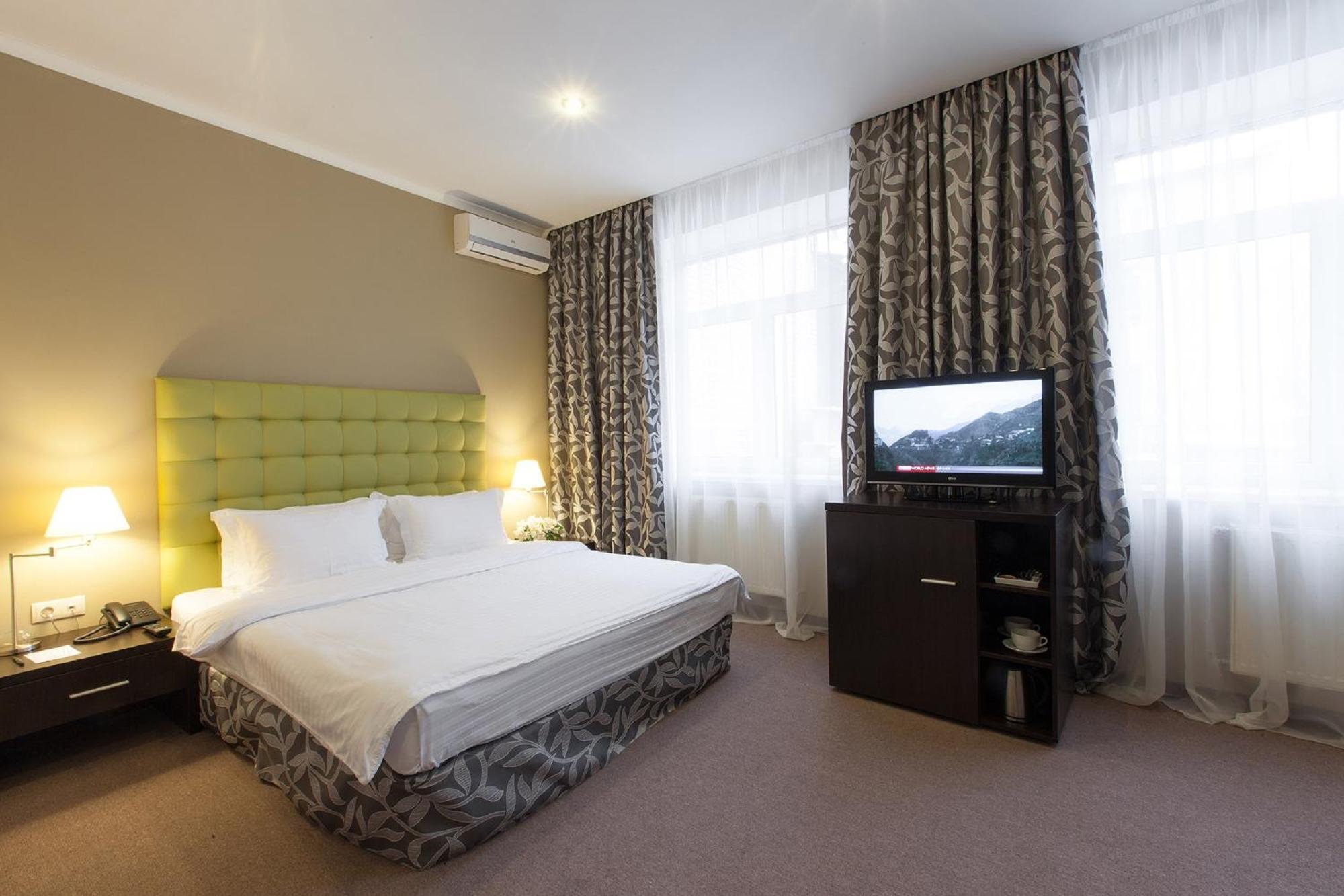Standard Queen Room