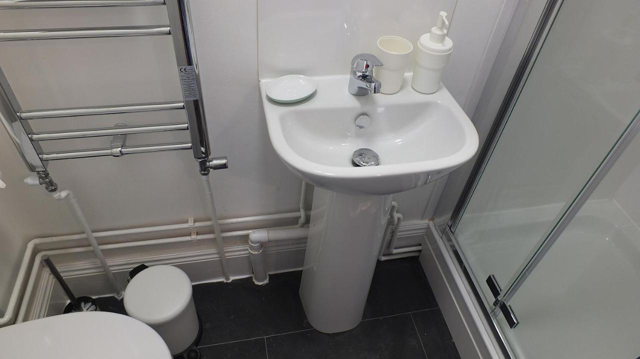 Habitación Doble Grande con baño y patio compartido