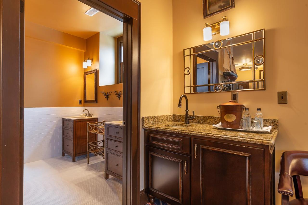Deluxe King Suite
