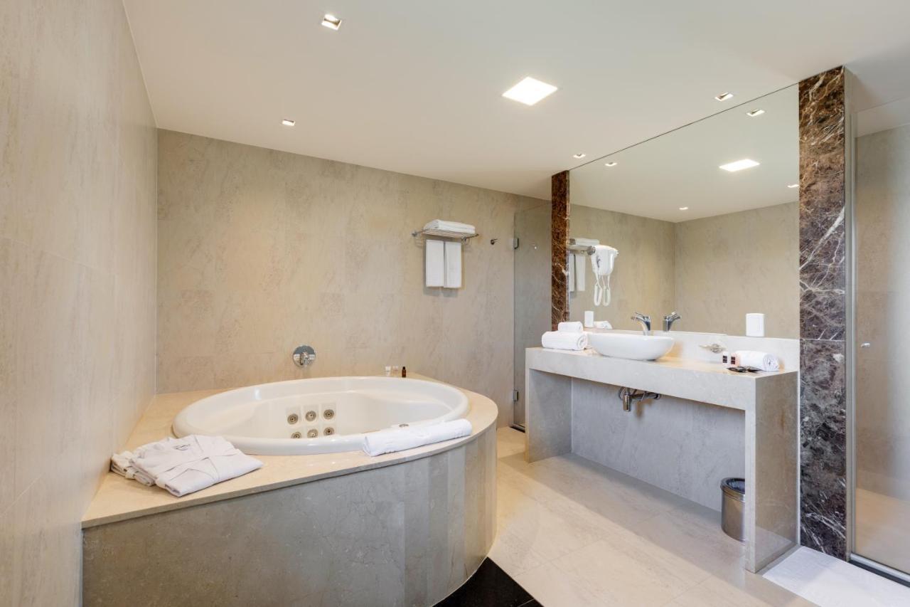 Luxury Suite Spa Bath