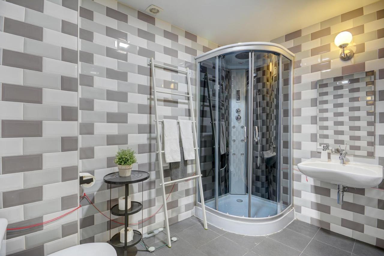 Studio Deluxe Private Bathroom