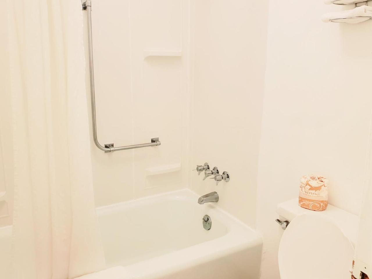 Queen Room,1677867285:JPEG