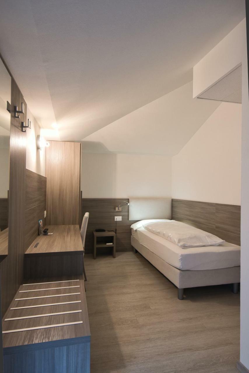 Single Room,779425923:JPEG