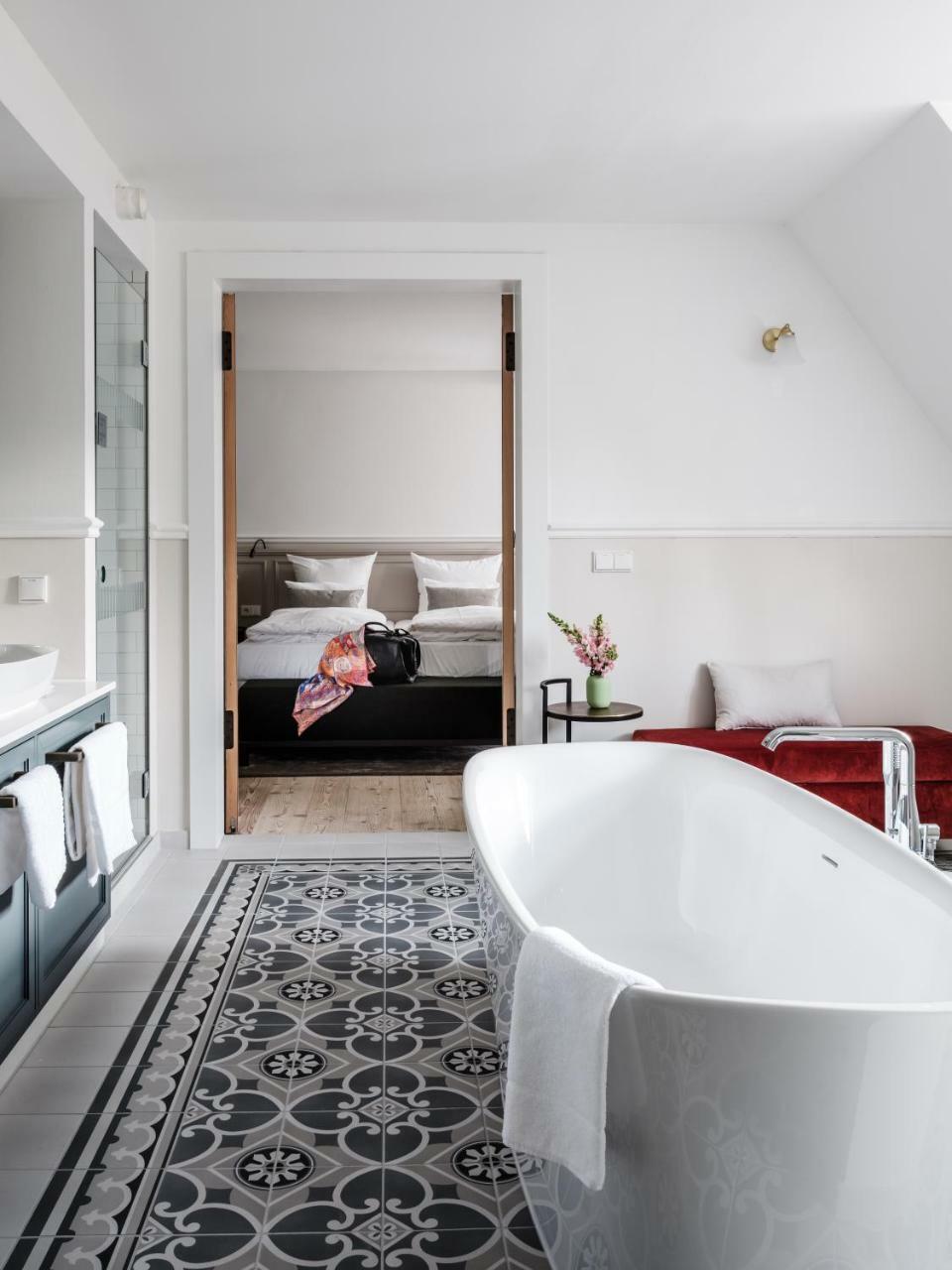 Deluxe Room Lake View Alpenrose